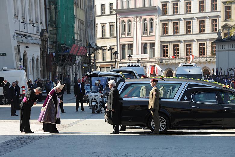 ...przybyły trumny Lecha i Marii Kaczyńskich.