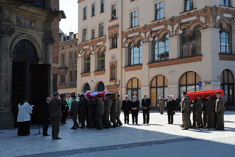 ...Prezydentem Miasta Krakowa Jackiem Majchrowskim oraz najwyższymi przedstawicielami władz Małopolski...