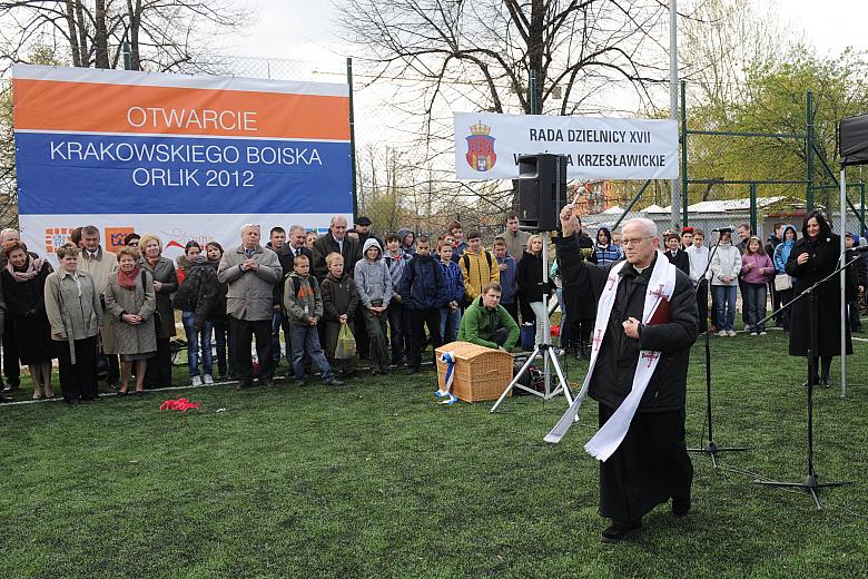Poświęcenia nowego obiektu dokonał Ksiądz Prałat Jan Głód, Proboszcz Parafii Miłosierdzia Bożego na Wzgórzach Krzesławickich.