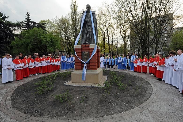 "Pomnik Patrona dzieł miłosierdzia ma przede wszystkim przypominać o wrażliwości na potrzeby bliźnich" - powiedział pr