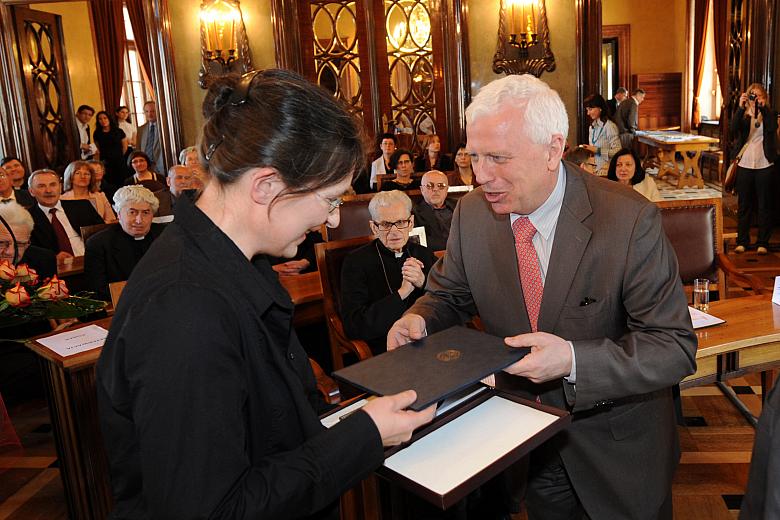 Dwoje dostojnych laureatów uhonorowali fundatorzy nagrody: Rektor Uniwersytetu Jagiellońskiego prof. Karol Musioł,...
