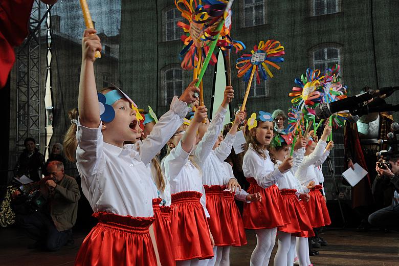 Najmłodsi również w tym świętowaniu mają swój udział.