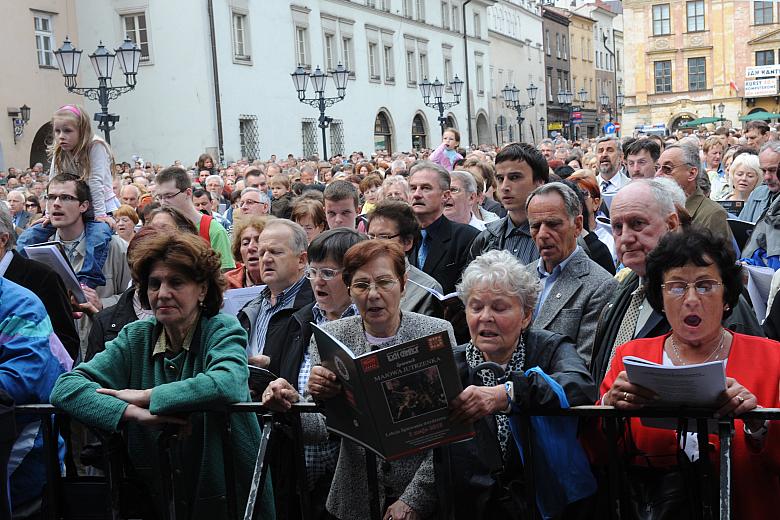 A wszyscy są w to śpiewanie szczerze zaangażowani.