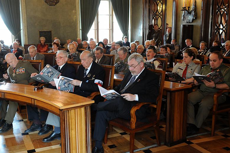 Kazimierz Madej z kabaretu "Loch Camelot" poprowadził wspólne śpiewanie, do którego z pomocą śpiewników - upominków od