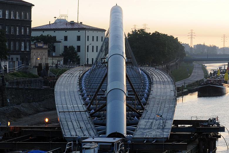 ...jest ustawiana i montowana we właściwym dla jej przeznaczenia kierunku. Teraz zacznie aktywnie pełnić swą funkcję jako kładka