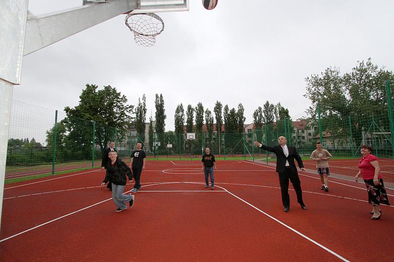 Po oficjalnej uroczystości i poświęceniu obiektów natychmiast wykorzystano piłki (przekazane w prezencie od Prezydenta Majchrows