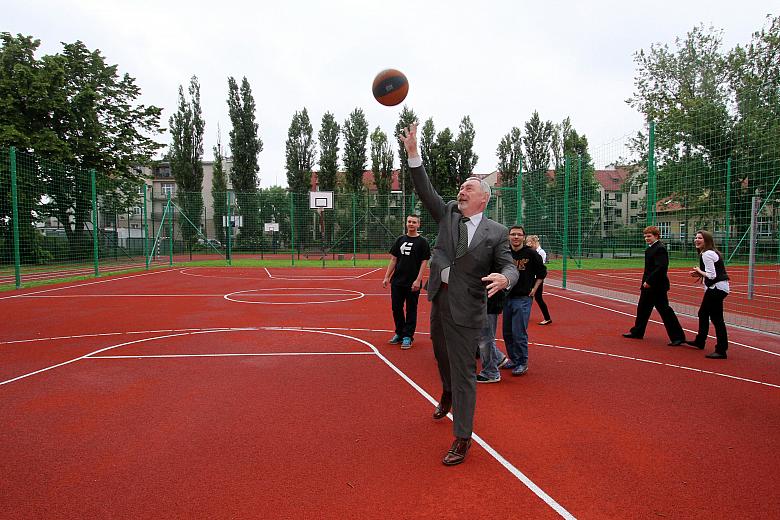 ...aby - w całkiem nieodpowiednich strojach - sprawdzić, jak się tu gra.