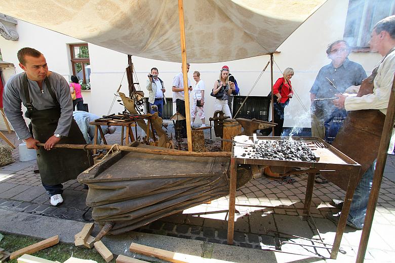 ...pokazami walk z użyciem średniowiecznej broni, nauką tańców dworskich i plebejskich, licznymi zabawami i konkursami dla odwie
