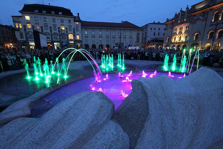 Fontannie nie sprawia to jednak ewidentnie najmniejszej różnicy i - zgodnie z programem - sumiennie wypełnia swoje liczne zadani