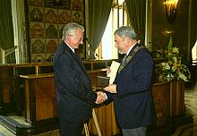 Józef Skotnicki, dyrektor Miejskiego Parku i Ogrodu Zoologicznego w Krakowie odbiera brązowy medal Cracoviae Merenti .