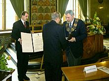 Prezydent Jacek Majchrowski wręcza brązowy medal Cracoviae Merenti Władysławowi Godyniowi, wielkiemu filantropowi i mecenasowi s