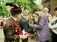 Przekazanie przez Bractwo Kurkowe na rzecz Muzeum Historycznego Miasta Krakowa statuetki, repliki odsłoniętego w Rzymie pomnika 