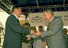 Prezydent Krakowa Jacek Majchrowski wręczył Prezesowi "Cepelii" Janowi Włostowskiemu, organizatorowi Targów Sztuki Lud