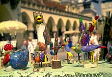 "Ptaki fantazyjne i naturalne" rzeźbione w drewnie, autorstwa Andrzeja Graczyka z miejscowości Dobrska Włościany, na M