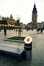 Kosz i kamienna ławeczka.