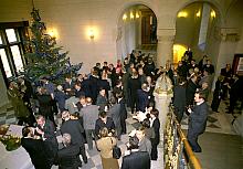 "Świąteczne Spotkanie Opłatkowe" zostało zorganizowane w holu kamiennym Urzędu Miasta Krakowa.