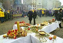 Stół wigilijny na Rynku Głównym.