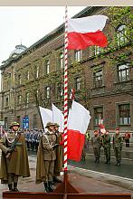 Wciągnięcie flagi państwowej na maszt.