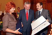 W imieniu laureata dyplom z rąk Prezydenta Miasta Krakowa i Przewodniczącego Rady Miasta Krakowa odebrała małżonka Jana Kościusz