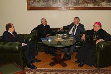 Spotkanie przed uroczystą sesją. Od lewej: ks. bp. Albin Małysiak, Prezydent Miasta Krakowa Jacek Majchrowski, ks. Franciszek Ka