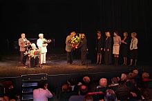 Gratulacje i kwiaty otrzymali...