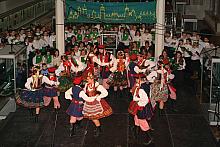 Po części oficjalnej uczniowie szkoły podstawowej nr 38 wykonali program artystyczny... 