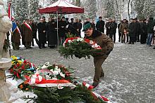 W imieniu Dowódcy 2. Korpusu Zmechanizowanego w Krakowie gen. broni Mieczysława Bieńka kwiaty złożył kpt. Jarosław Sapa.