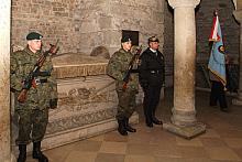 Krypta św. Leonarda. 
Warta przy grobie Tadeusza Kościuszki.