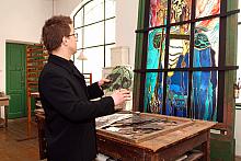 Dyrektor Muzeum Piotr Ostrowski. 
Na sztaludze witraż "Kazimierz Wielki", wykonany według projektu Stanisława Wyspiań