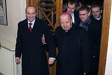 Metropolita Krakowski Ksiądz Arcybiskup Stanisław Dziwisz 
z Premierem RP Kazimierzem Marcinkiewiczem.