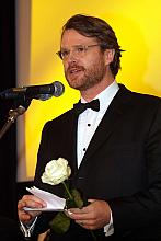 Elwes Cary w filmie wcielił się 
w postać Karola Wojtyły.