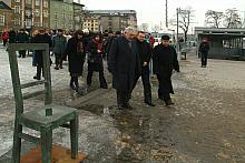 Przejście z pl. Bohaterów Getta na ulicę Lwowską, gdzie zachował się fragment murów Getta. 
