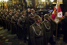 We mszy św. tradycyjnie uczestniczyły kompanie honorowe Wojska Polskiego, Policji i Straży Miejskiej.