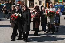 Kwiaty złożyli przedstawiciele instytucji noszących imię Kościuszki, organizacje kombatanckie oraz obeni podczas uroczystości kr