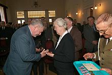 Jacek Majchrowski, Prezydent Miasta Krakowa odebrał Złoty Krzyż Zasługi "Dzieci Wojny" 
z rąk Teresy Góreckiej, Preze