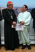 Autor zdjęć, fotograf Baik Nam Sik wraz z Metropolitą Krakowskim.