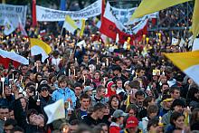 Późnym wieczorem tysiące świec rozbłysło na krakowskich Błoniach.