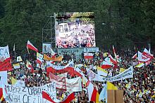 Po spotkaniu z Benedyktem XVI wielu młodych ludzi pozostało na krakowskich Błoniach na nocnym czuwaniu modlitewnym.