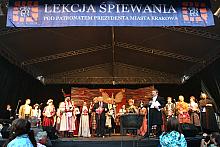 Scena przed Wieżą Ratuszową.