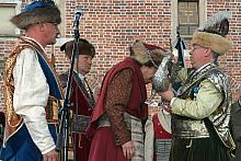 Punkt kulminacyjny uroczystości. Przekazanie srebrnego kura nowemu władcy. 