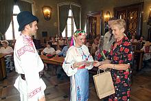 Stanisława Urbaniak wręcza prezenty młodym ukraińskim...