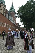 Wzdłuż "muru cegiełowego" kieruje się w stronę ulicy Kanoniczej.