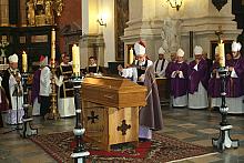 W barokowym kościele św. św. Piotra i Pawła trumna spoczęła we wnetrzu kaplicy św. Michała Archanioła.