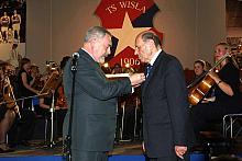 Jacek Majchrowski, Prezydent Miasta Krakowa, wręczył Ludwikowi Miętcie-Mikołajewiczowi, Prezesowi TS "Wisła", Odznakę 