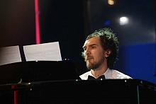 Piotr Dąbrowski, akompaniator Dariny Gapicz. 
