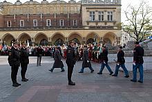 Zmiana warty pod Wieżą Ratuszową, gdzie 31 października 1918 r. o godz. 11:25  polskie oddziały niepodległościowe pod dowództwem