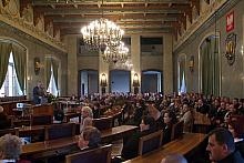 Póżniej wszycy zgromadzeni w sali Obrad Rady Miasta Krakowa...