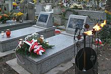 Środki na odrestaurowanie grobów uzyskano z budżetu Gminy oraz ze zbiórki na ratowanie cmentarza Rakowickiego.