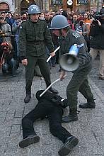 ...dla tych nieco starszych, przypomnienie tragicznych wydarzeń z najnowszej historii Polski.