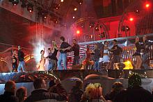 Ciąg dalszy występu tanecznego w rytmie samby.